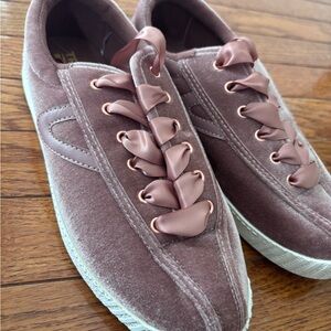 Tretorn Velvet Sneakers in Dusty Rose